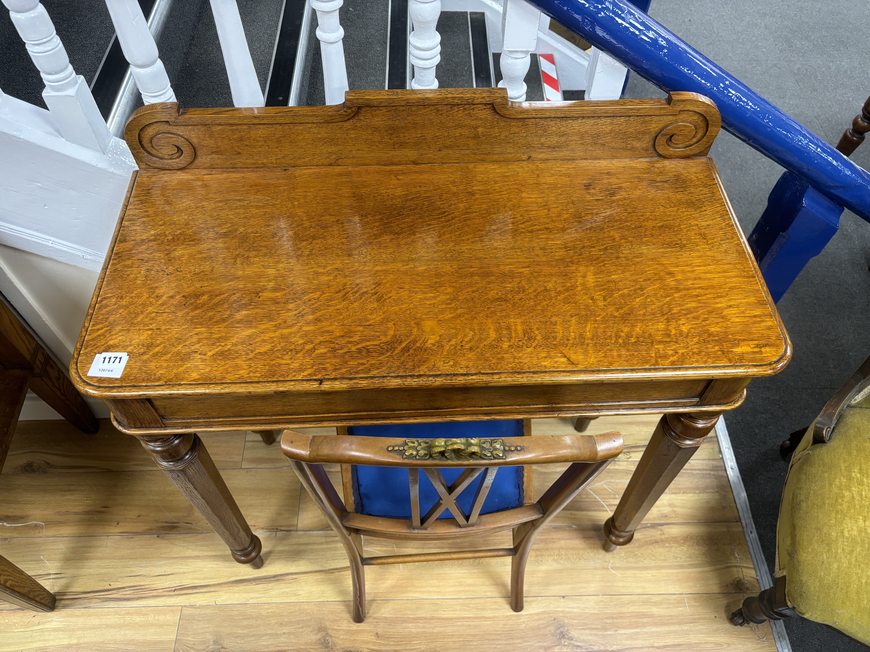 A Victorian oak hall table, width 91cm, depth 41cm, height 99cm